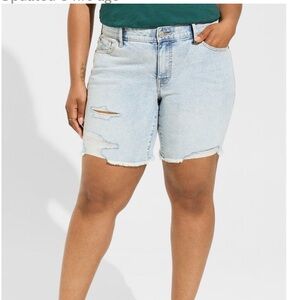 Torrid Bermuda Boyfriend Vintage Stretch Mid-Rise Short Size 28 NWT